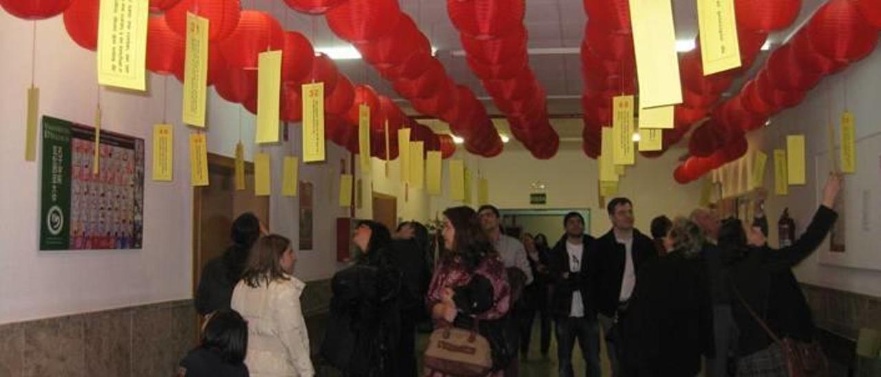 Festividad de los farolillos rojos. Las guirnaldas de papel de color rojo simbolizan el fuego en la mitología china en la que se basa la celebración del Año NuevoFarolillos rojos colgados en el techo en las aulas del Instituto Confucio de la Universitat de València. f LEVANTE-EMVEl profesor caligrafista Adán Liu, en el Espacio Cultural de El Corte Inglés de Castelló. f carme ripollésEl maestro caligrafista regaló a los asistentes a la conferencia un calendario del año 4715 con el nombre escrito en caligrafía mandarín.