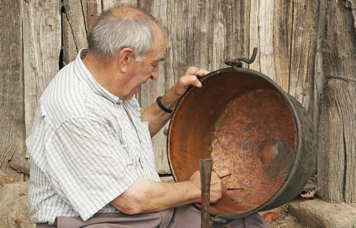 Caldereros y hojalateros, oficios artesanos de otros tiempos