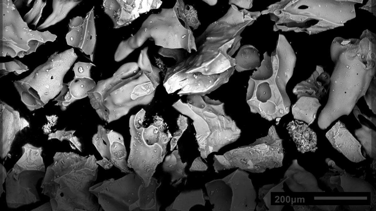 Cenizas vistas en un microscopio óptico