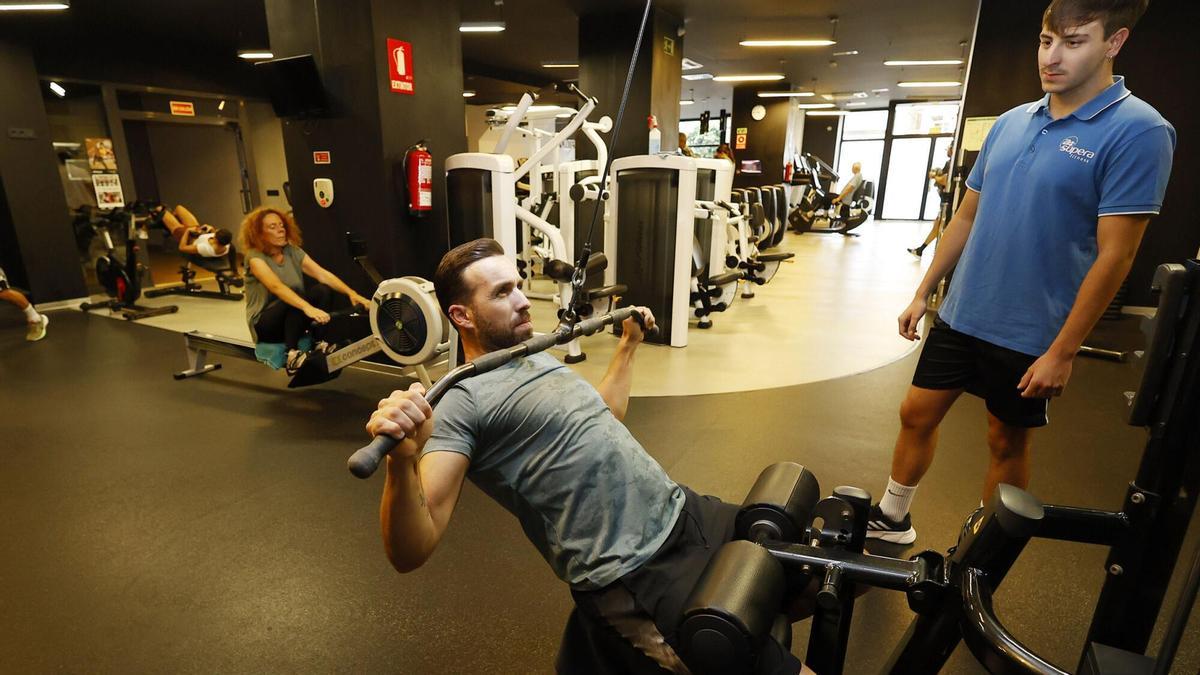 Un usuario del gimnasio Supera 24 Fitness de Pontevedra realiza un entranamiento monitorizado.