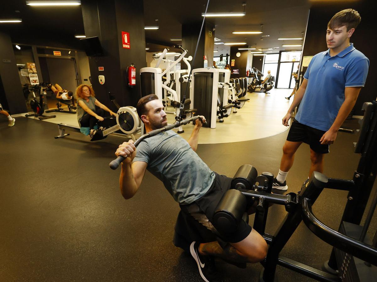 Un usuario del gimnasio Supera 24 Fitness de Pontevedra realiza un entranamiento monitorizado.
