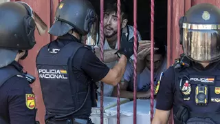 La resistencia ciudadana no logra frenar un desahucio en el barrio de Nou Alacant