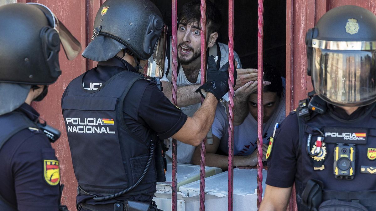 La resistencia ciudadana no logra frenar un desahucio en el barrio de Nou Alacant