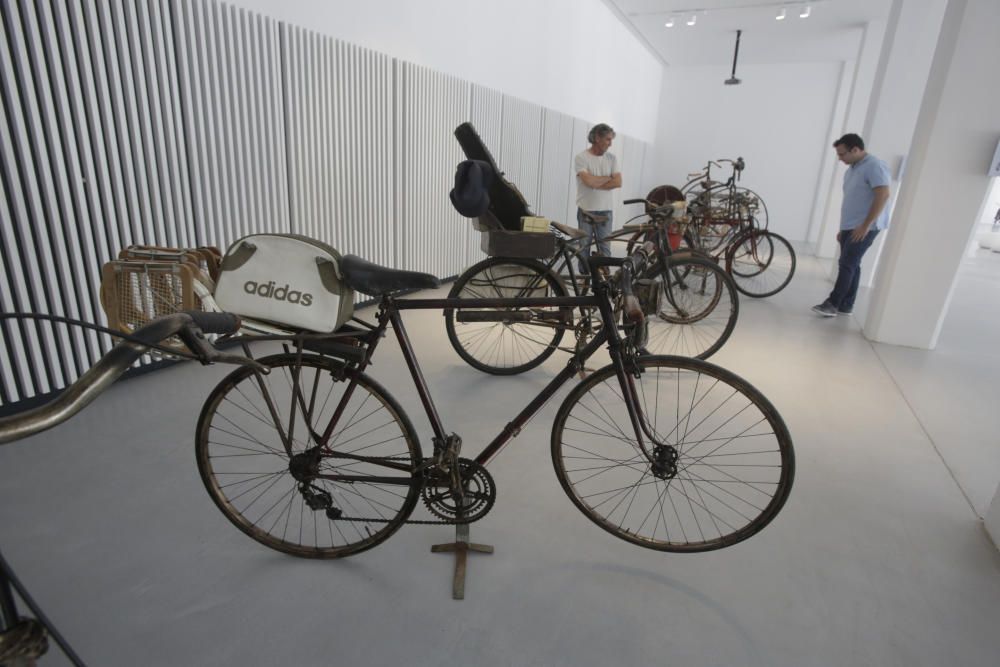 Exposición de bicicletas en la antigua estación de