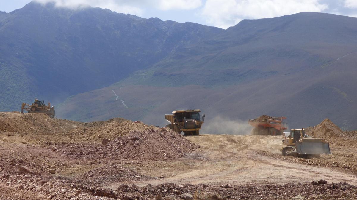 Maquinaria trabajando en la restauración de la antigua mina de Tormaleo el año pasado.