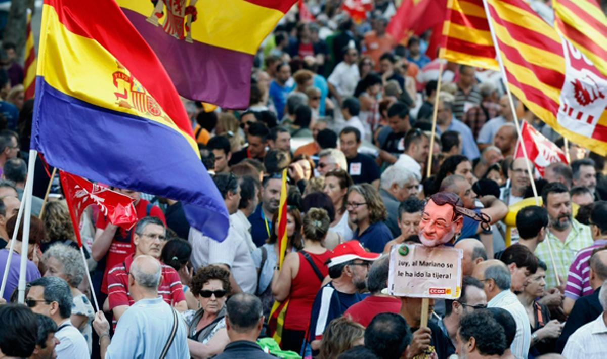 Centenars de manifestants s’han concentrat aquesta tarda als carrers de Barcelona en contra de la Reforma Laboral
