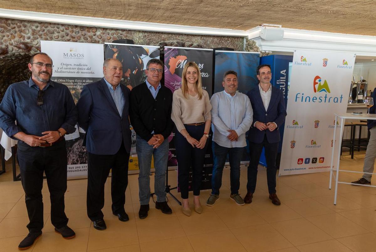 Guillermo Lloret, concejal de Hacienda, Contratación y Obras Públicas de Finestrat; Agustín Llorca, presidente de Chocolates Marcos Tonda; Toni Cabot, director de INFORMACIÓN; Nati Algado, alcaldesa de Finestrat;Víctor Linares, edil de Urbanismo, Patrimonio y teniente de alcalde y Ciriaco Clemente, gerente de Veolia en la Marina Baixa.