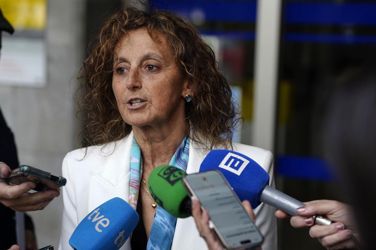 Eva Ledo durante la atención a medios.