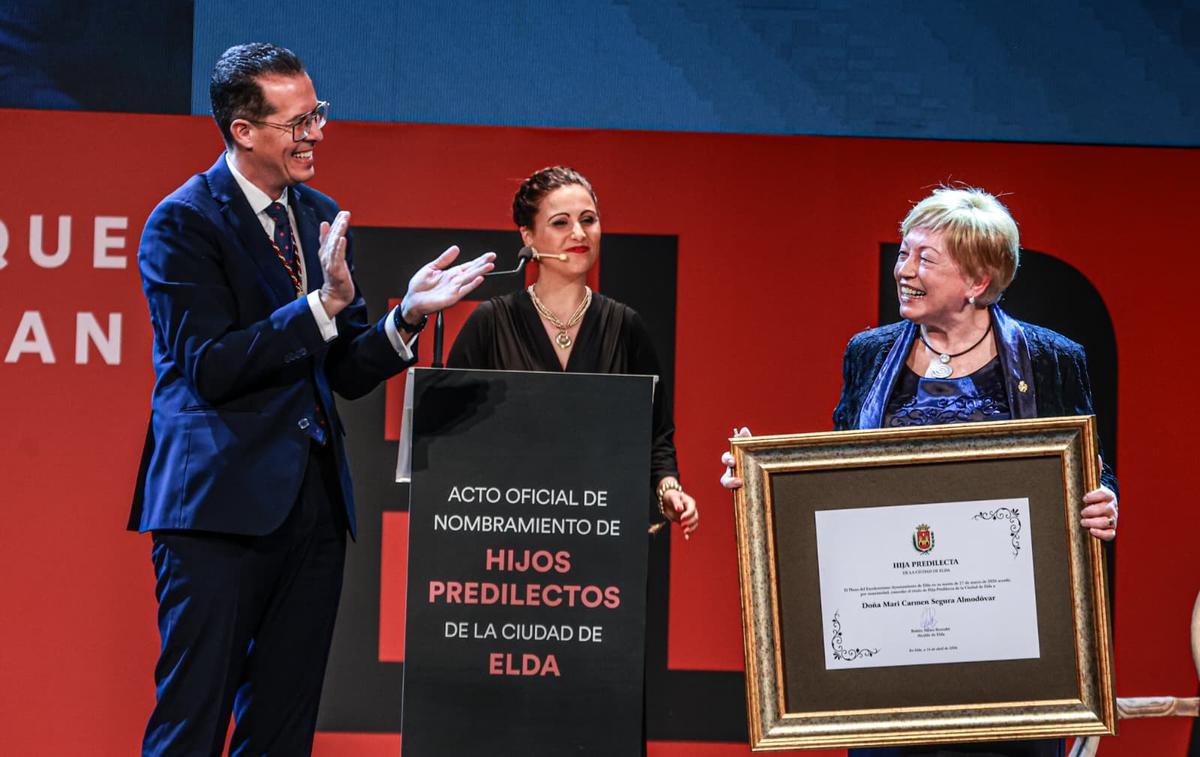 Mari Carmen Segura con su título de Hija Predilecta