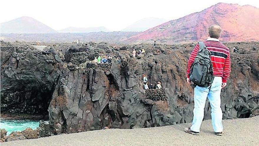 Yaiza alerta de daños en la estructura de la atracción turística de Los Hervideros