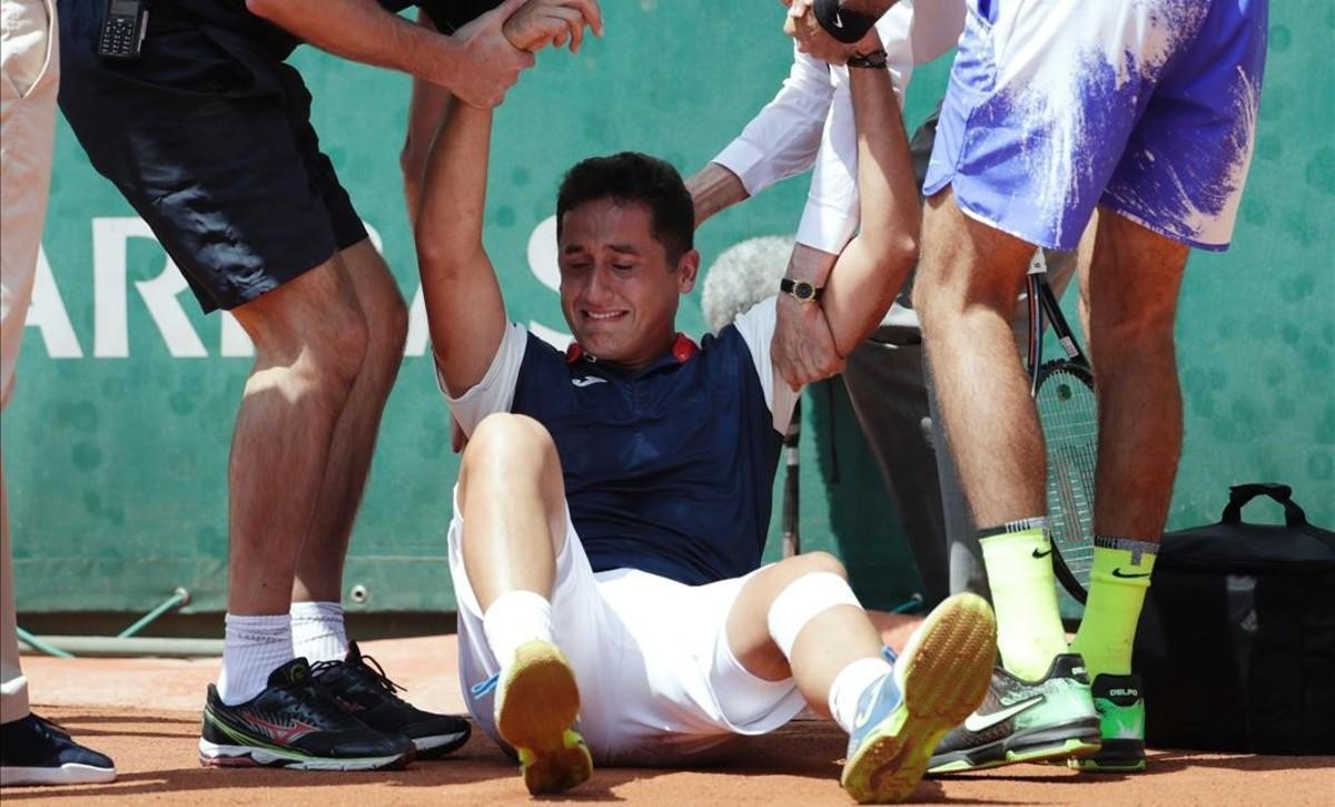 lmendiola38697560 spain s nicolas almagro  c  is helped to get up after an inj170601152052