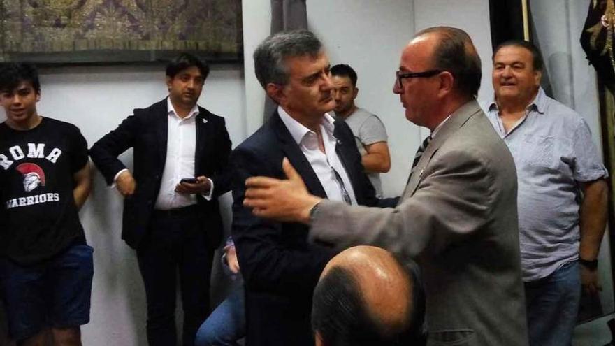 Graciliano Hernández habla con Isaac Macías tras conocer el resultado de los comicios.