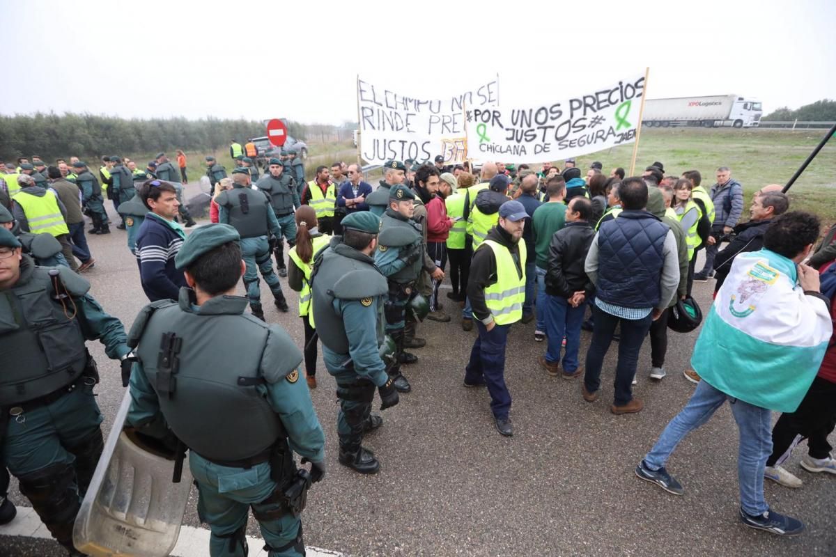 Agricultores cortan la autovía A-4 entre Montoro y Villa del Río