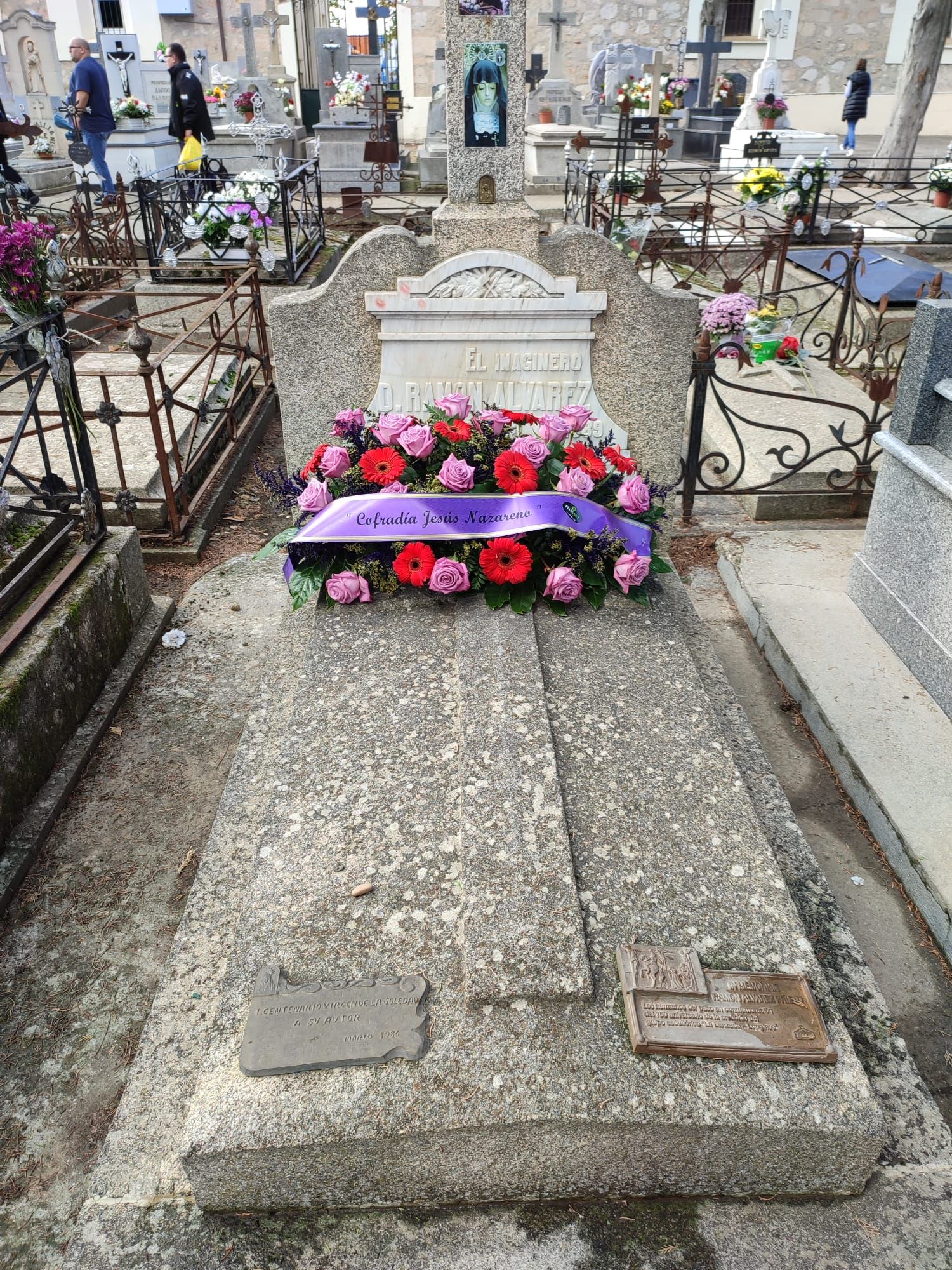 La tumba de Ramón Álvarez con las flores de Jesús Nazareo