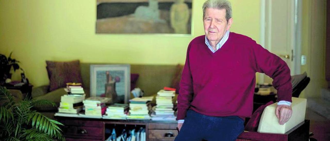 Jorge Herralde, en su  domicilio de la Bonanova (Barcelona); a su espalda y tras los libros, la pintura de su amigo Vicente Rojo.