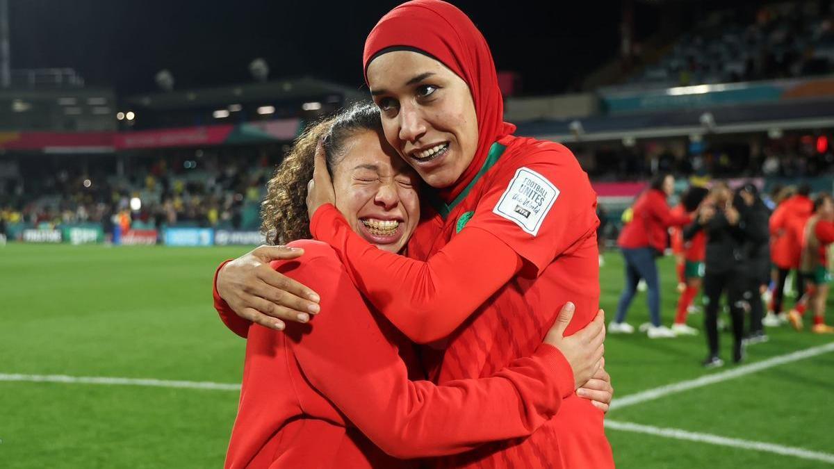 Fatima Gharbi i Benzina celebrant la classificació del Marroc a vuitens de final