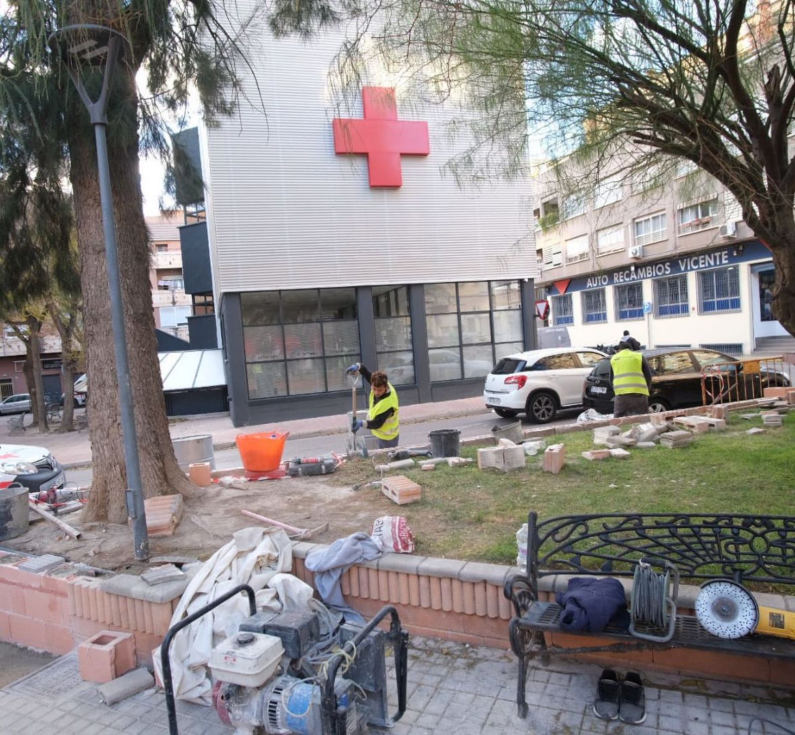 Estado actual de los trabajos de mejora de la plaza de la Cruz Roja de Elda. | ÁXEL ÁLVAREZ