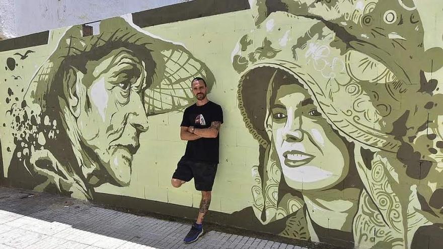 Sergio García junto al muro de Concepción Arenal donde ha pintado su obra.