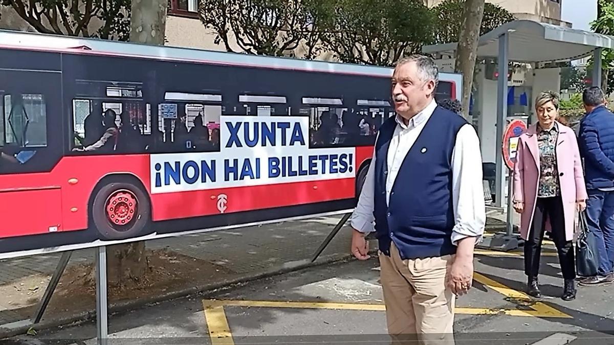 Seoane, esta mañana, ante una fotografía de un bus 1A