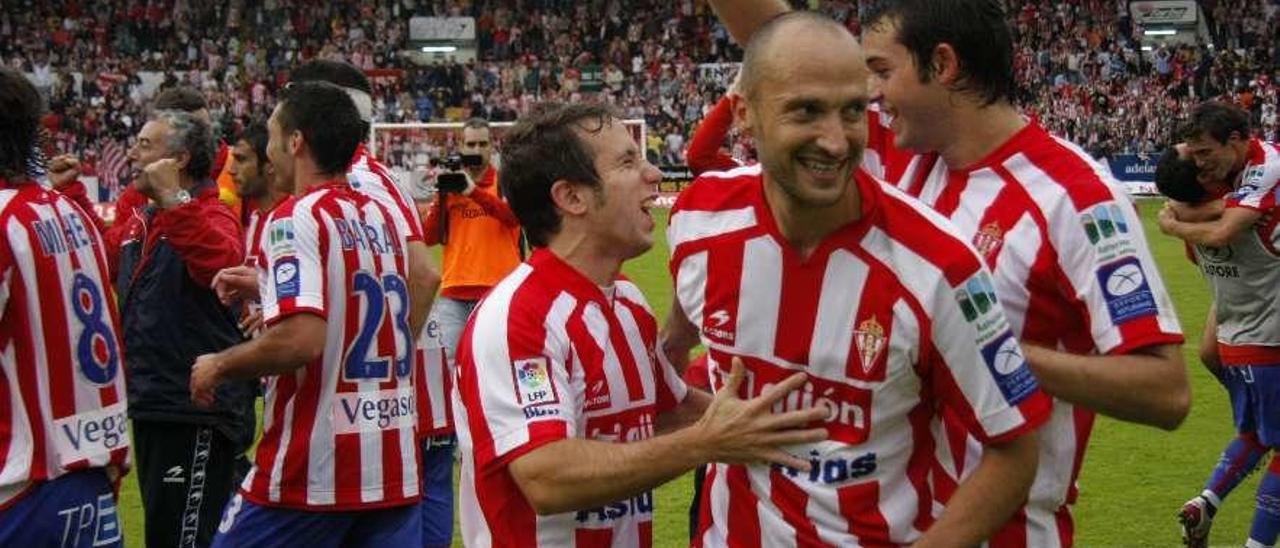 Luis Morán, Matabuena e Iván Hernández celebran el triunfo del Sporting ante el Córdoba en 2008.