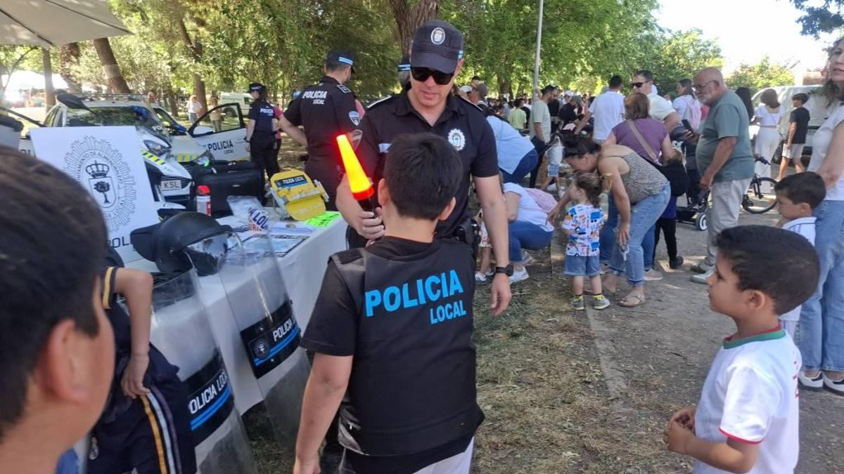 Agentes de la Policía muestran sus herramientas de trabajo.