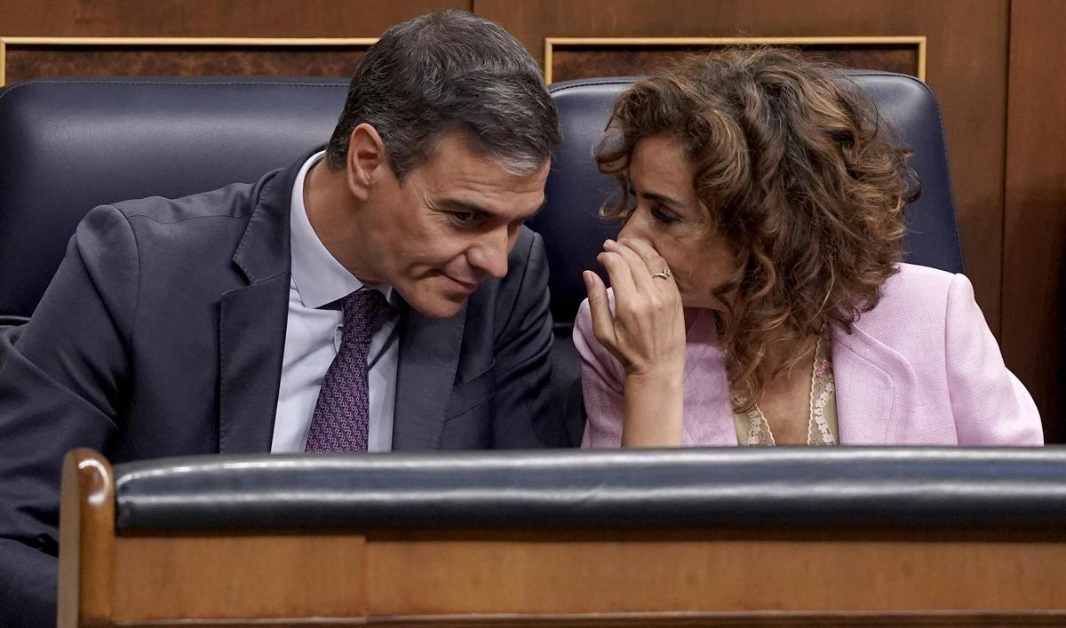 Pedro Sánchez y María Jesús Montero en el pleno de aprobación definitiva de la ley de amnistía en el Congreso de los Diputados