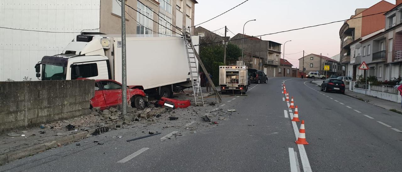 El camión y uno de los coches aparcados que se vieron implicados en el accidente, ayer en Cambados