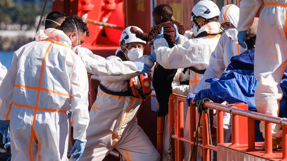 Un niño de origen subsahariano desembarca en el muelle de Arguineguín, en Gran Canaria, tras ser rescatado por Salvamento Marítimo a bordo de un cayuco..