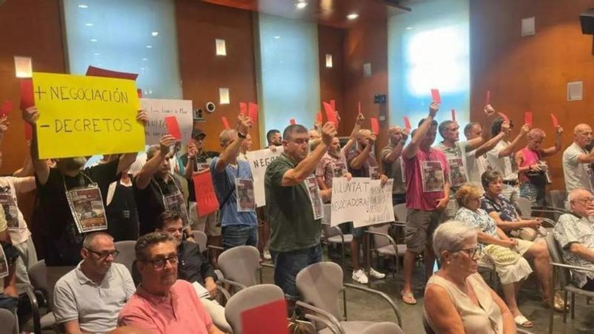 Els treballadors de la Policia Local protestant al darrer ple municipal.