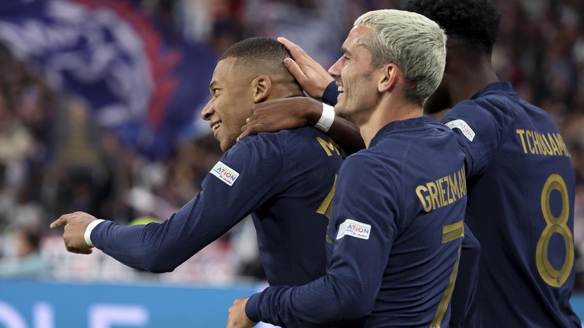 Archivo - Los jugadores franceses Kylian Mbappé, Antoine Griezmann y Aurelien Tchouameni celebran un gol con Francia.
