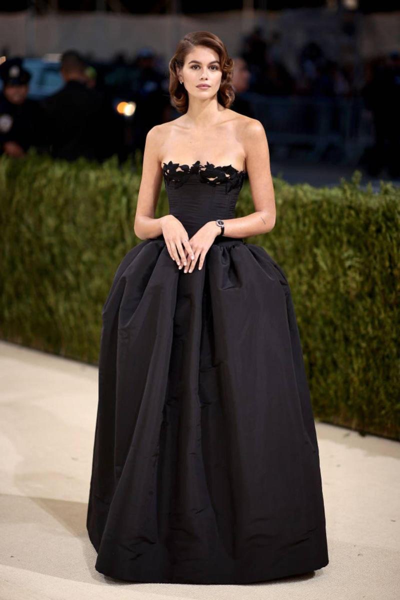 Kaia Gerber con vestido negro de Oscar de la Renta en la gala del MET