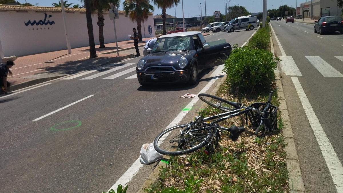 Un coche arrolla en Xàbia a un vecino que cruzaba por un paso de peatones