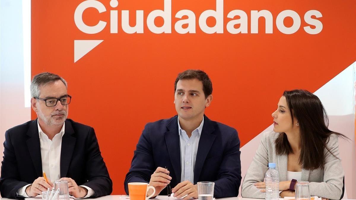 Albert Rivera, entre José Manuel Villegas e Inés Arrimadas, en la reunión de la ejecutiva del partido.