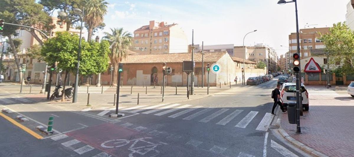El semáforo del cruce entre la avenida de Burjassot y la calle José Grollo en ámbar para coches y verde para patinetes