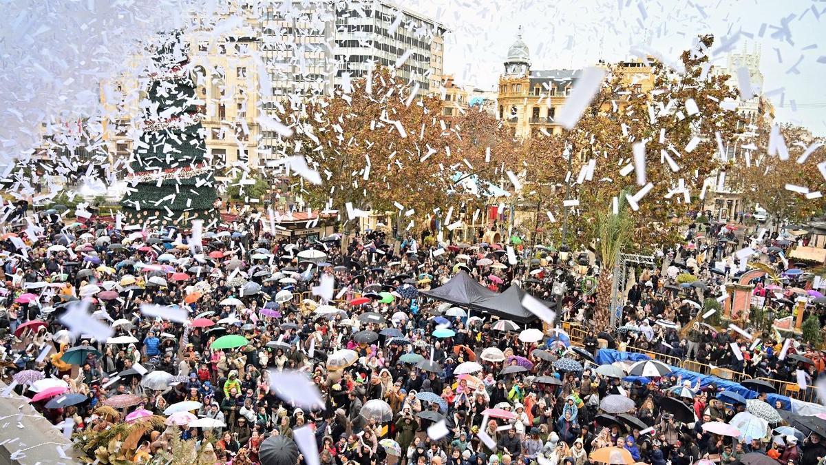 Campanadas infantiles: Llenazo en la plaza del ayuntamiento para despedir el año a mediodía