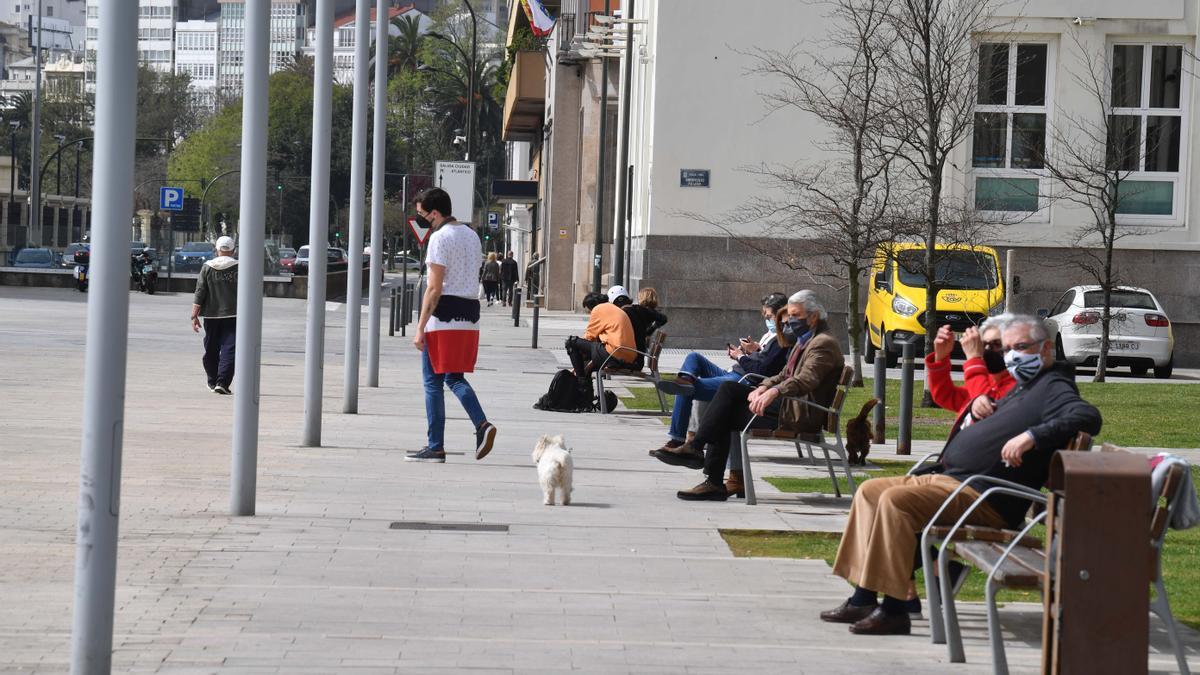 Ciudadanos con mascarilla en A Coruña.