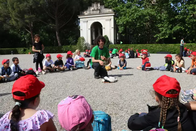 Uns 700 escolars empordanesos participen en l'anellament d'una cinquantena de cigonyes al castell de Peralada