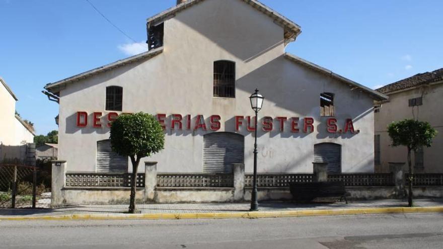 La fábrica de licores es el edificio más emblemático de los terrenos de Fuster en la Vila.