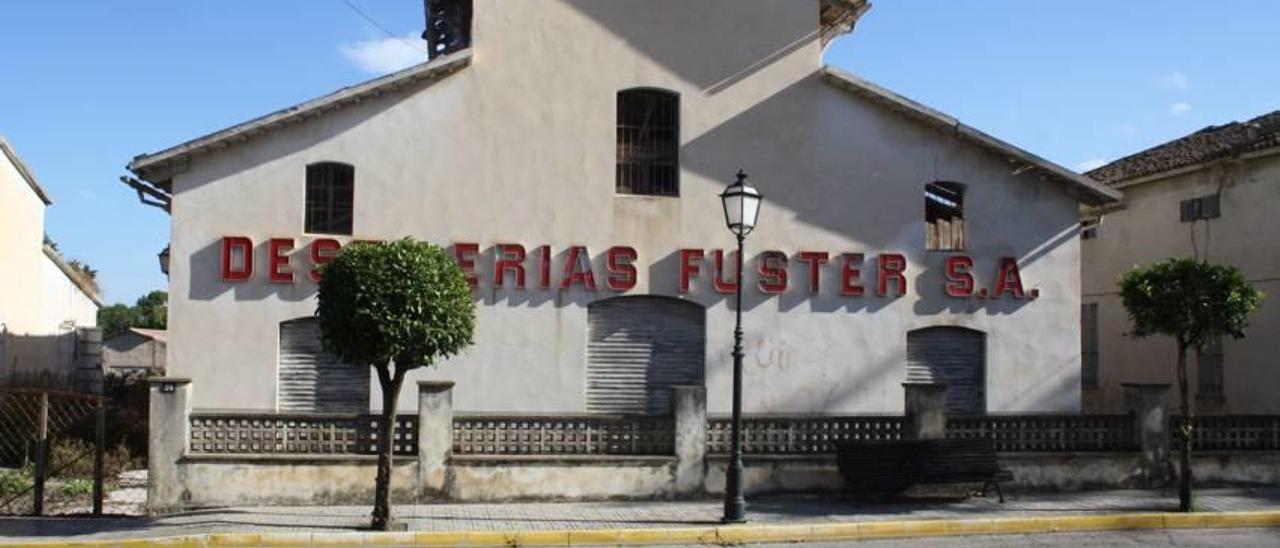 La fábrica de licores es el edificio más emblemático de los terrenos de Fuster en la Vila.