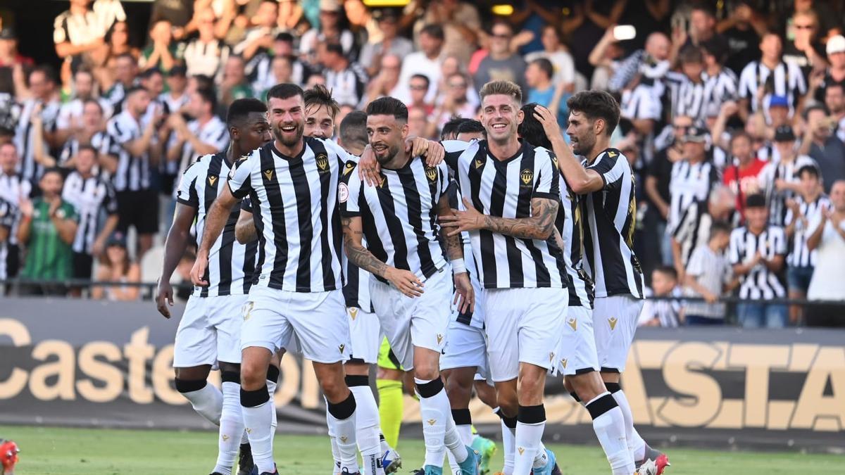 Cristian Rodríguez, celebra el gol junto a sus compañeros.