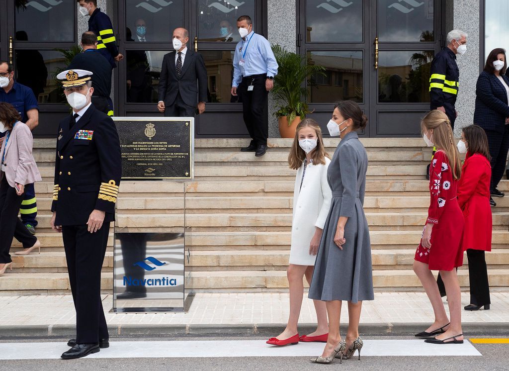 Los Reyes y sus hijas visitan Cartagena para la puesta a flote del submarino S81