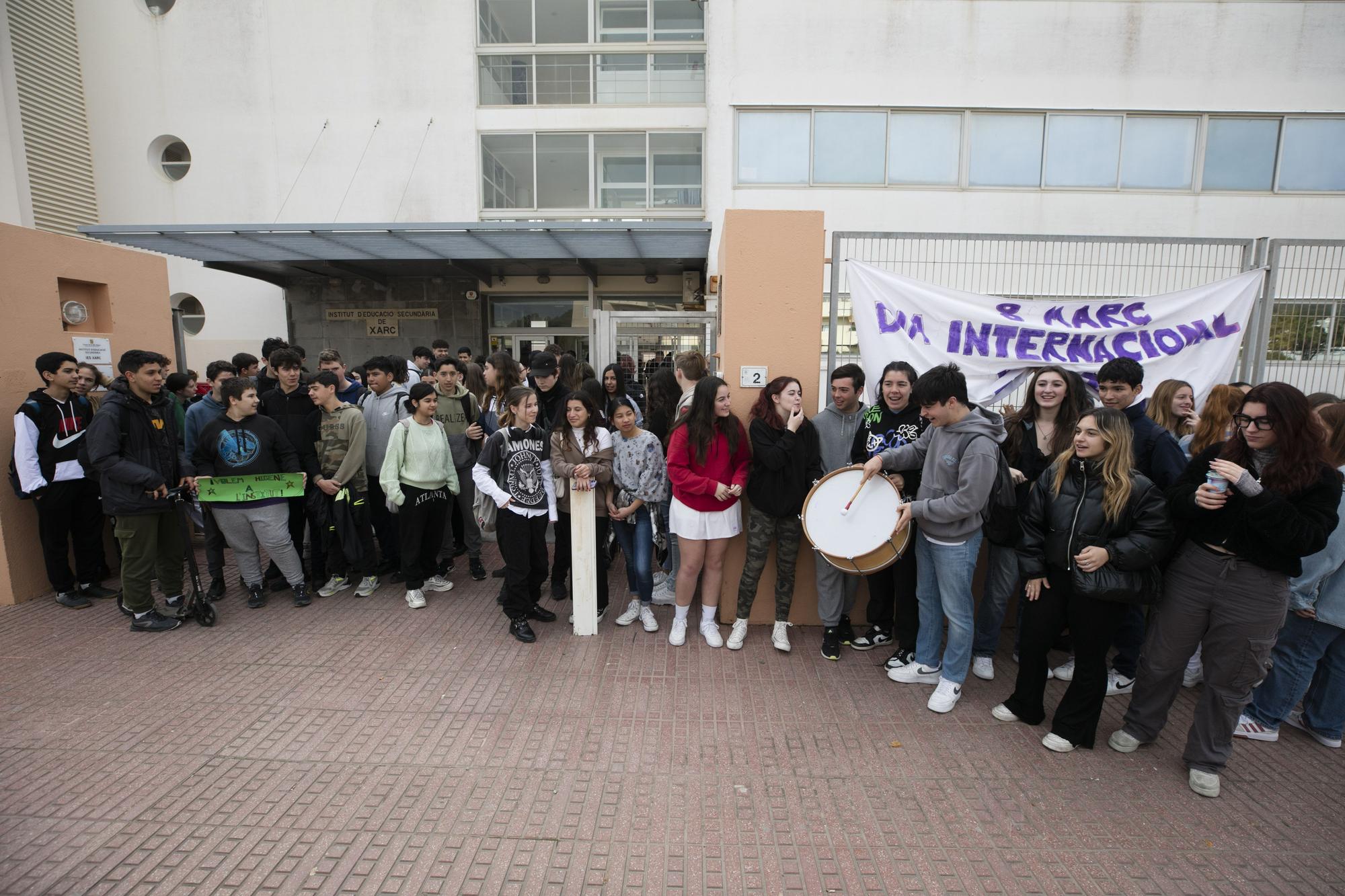 Alumnos y familias del instituto Xarc de Ibiza claman contra Educación por el mal estado del centro