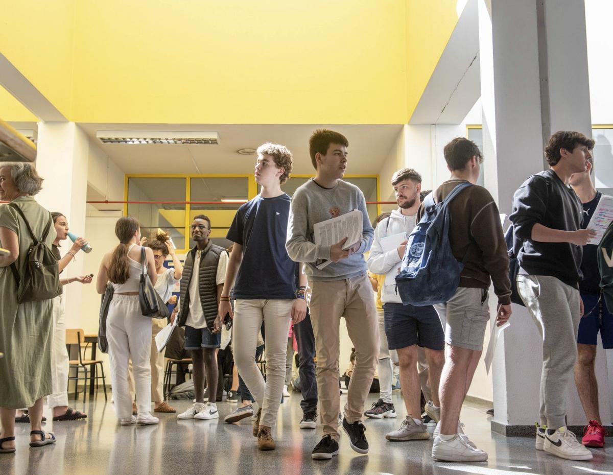 Estudiantes en el Campus de Elviña. | Casteleiro / Roler Agencia |