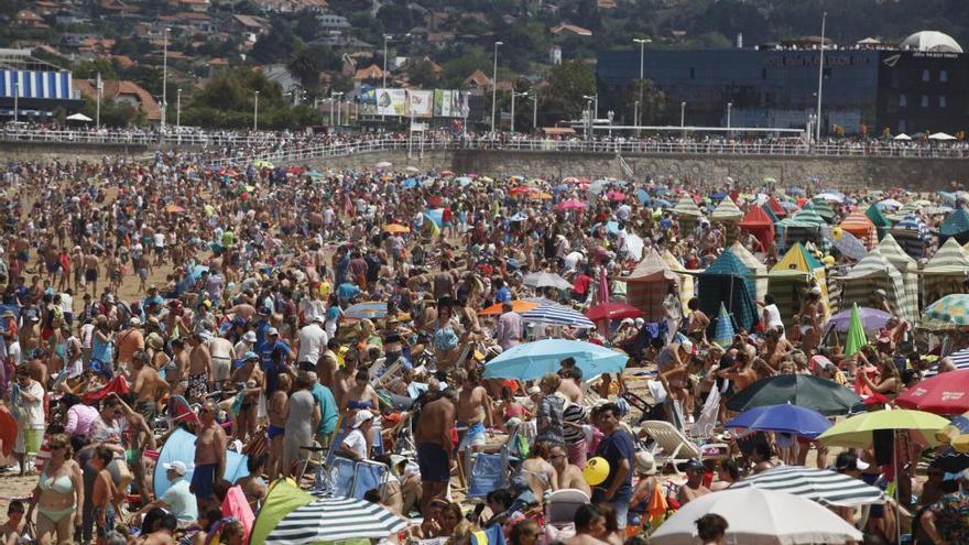 Bañistas en la playa de San Lorenzo.