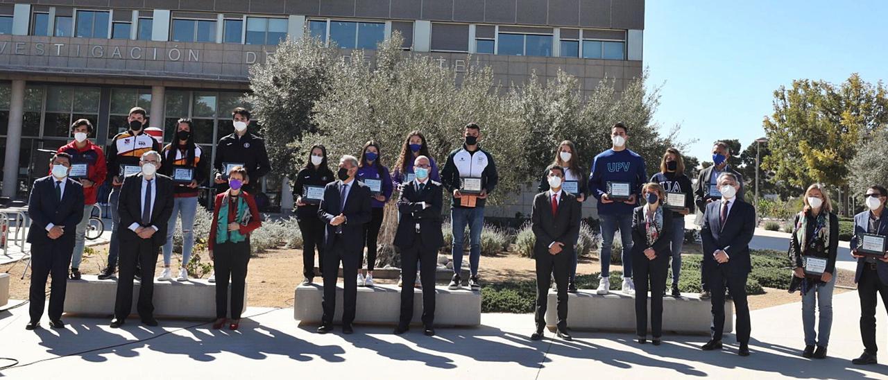 Instante de la entrega de premios que tuvo lugar ayer en el campus de Elche de la Universidad Miguel Hernández tras la firma del convenio con la Fundación Trinidad Alfonso.