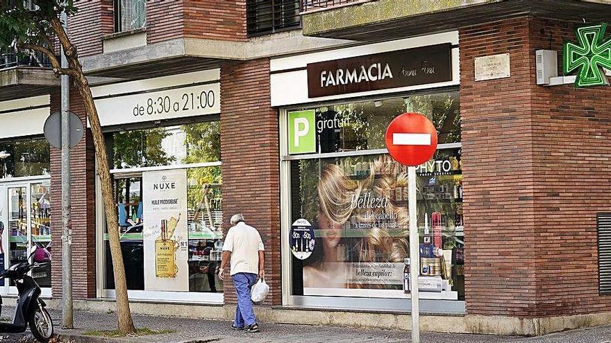 La farmàcia assaltada, a l&#039;avinguda Sant Narcís, ahir al migdia.