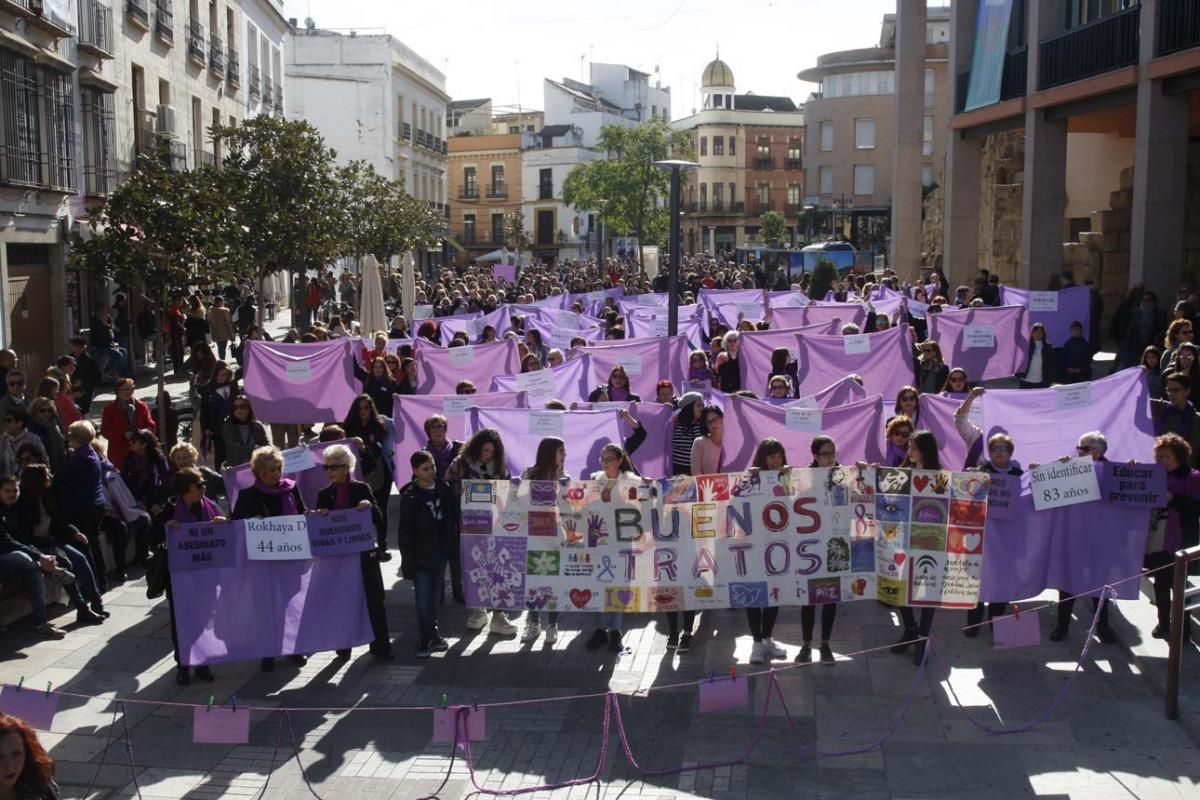 Multitudinaria manifestación contra la violencia hacia la mujeres