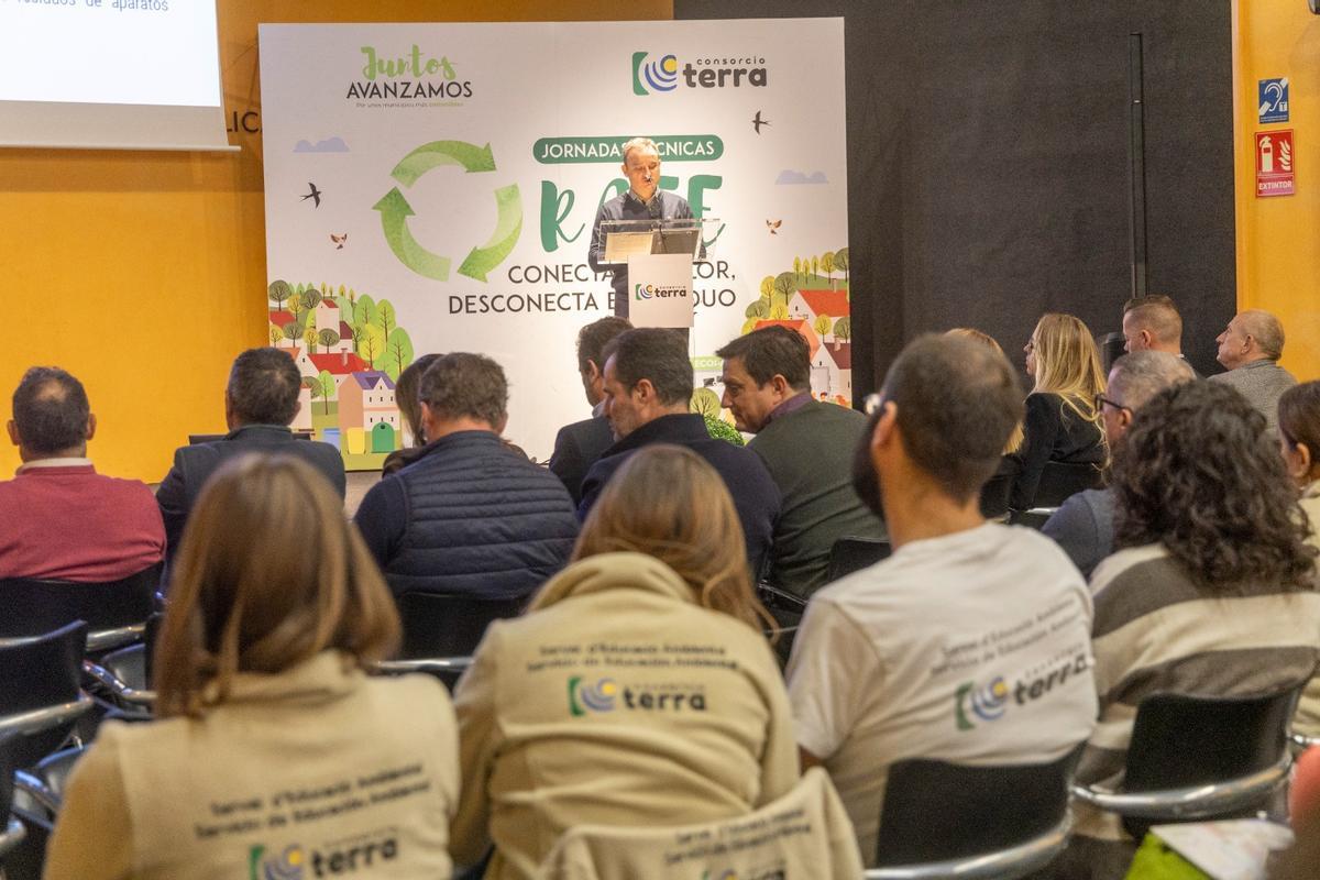 El jefe de la Unidad de Coordinación de Protección Ambiental de la Generalitat Valenciana, Javier Valero, detalló la estrategia para los RAEE dentro del nuevo Plan Integral de Residuos de la Comunitat Valenciana.