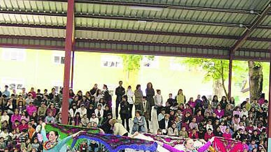 Un ballet ucraniano actúa en el Colegio Público Reconquista