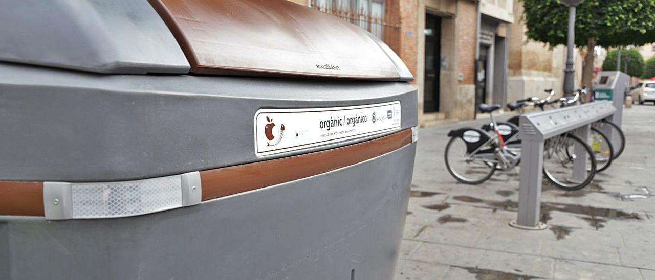 Un contenedor de materia orgánica en una calle de la ciudad de València. | LEVANTE-EMV